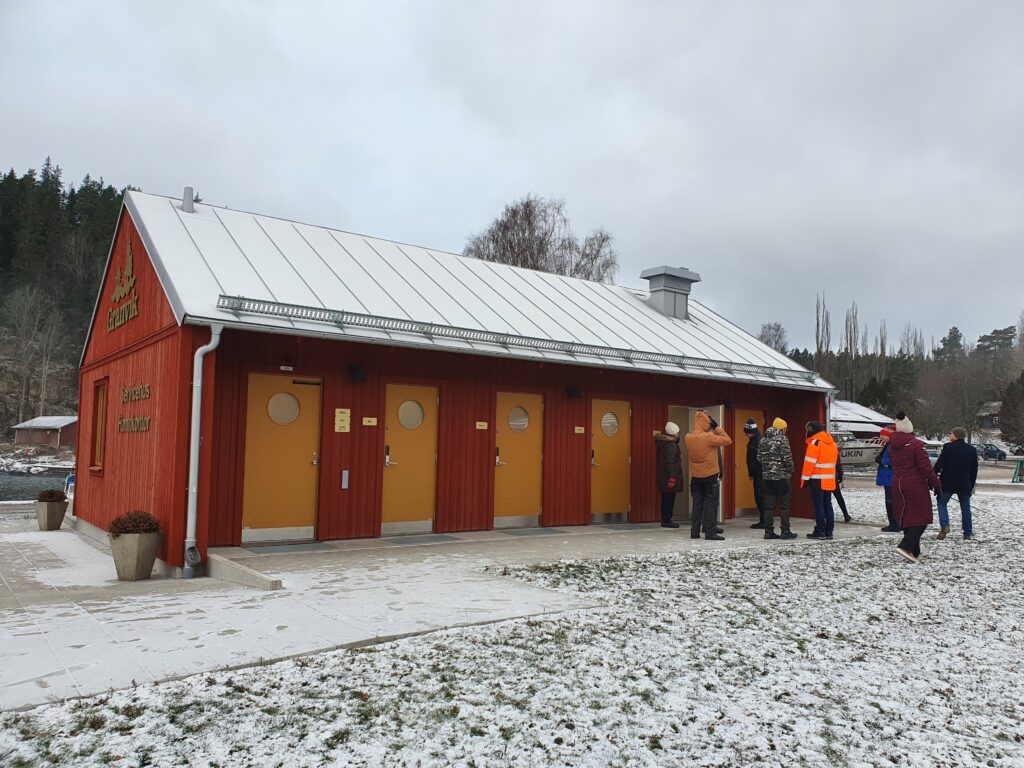 Bild på det nya servicehuset i Granviks hamn delfinansierat av Leader Vättern.